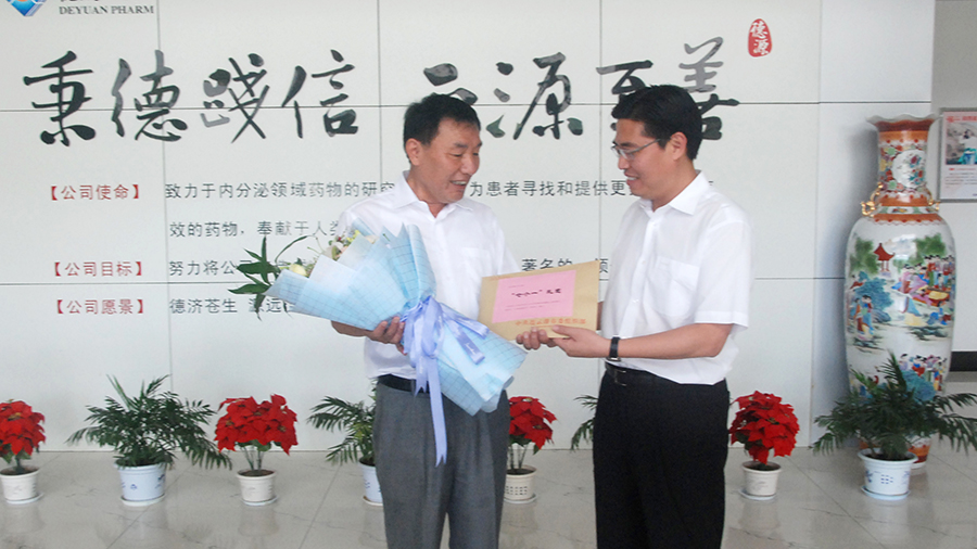 市委常委、開(kāi)發(fā)區(qū)黨工委書(shū)記曹衛(wèi)東走訪慰問(wèn)李永安董事長(zhǎng)