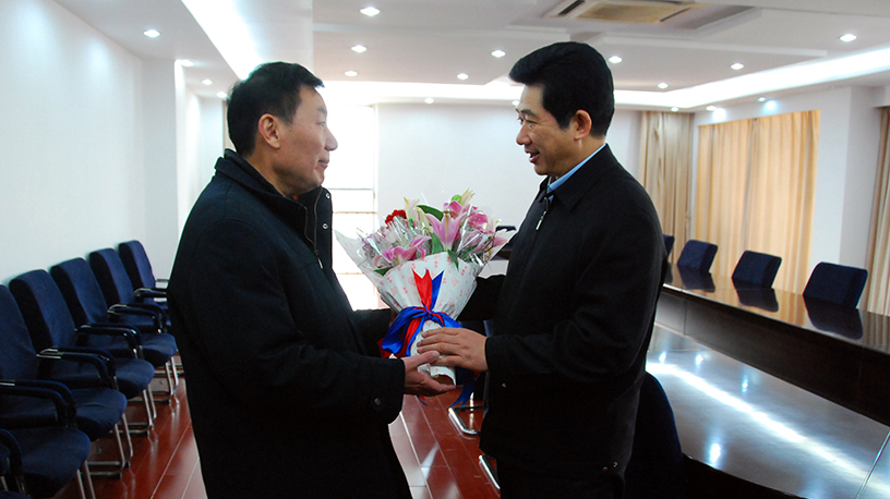 市政協(xié)主席仲昆代表市委、市政府慰問李永安董事長并視察德源
